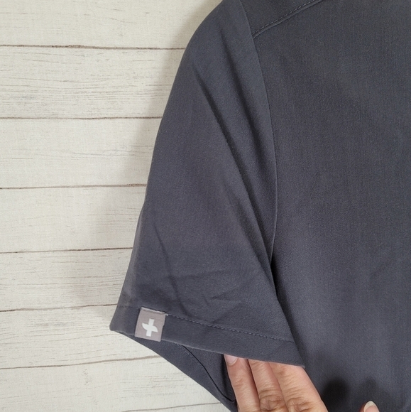 FIGS Casma Three-Pocket Scrub Top in Graphite, sz XS - Picture 6 of 12